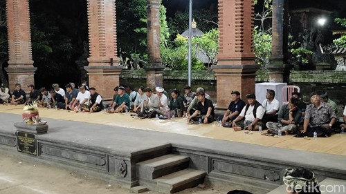 Pertemuan warga dengan DLHK Badung di Wantilan Pura Dalem Desa Penarungan belum melahirkan kesepakatan bulat menyangkut penempatan sementara bahan kompos, Sabtu (11/3/2026). (Agus Eka/detikBali)