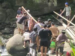 Detik-detik Wanita di Sulbar Ditandu 9 Km ke Puskesmas gegara Jalan Rusak
