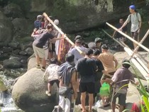 Wanita Lansia Sakit di Polman Ditandu 9 Km Lewati 4 Sungai karena Jalan Rusak