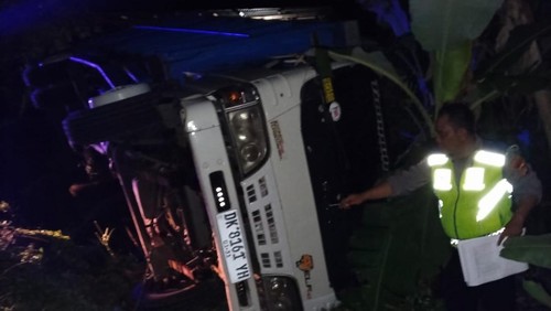 Polisi melakukan olah TKP truk tabrak pejalan kaki di Desa Ababi, Karangasem, Sabtu (11/4/2026) malam (foto: dok. Satlantas Polres Karangasem)