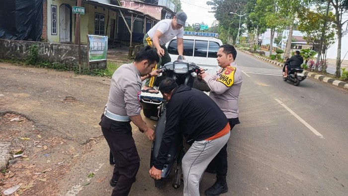 Polisi mengamankan satu motor dari balap liar