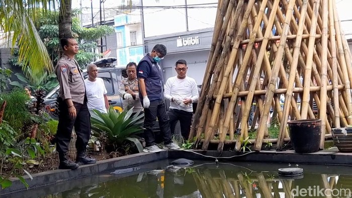 Polisi saat melakukan olah TKP di lokasi kejadian.