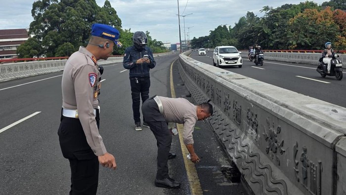 Polisi saat mengamankan lokasi kecelakaan di Flyover Pasupati Bandung.