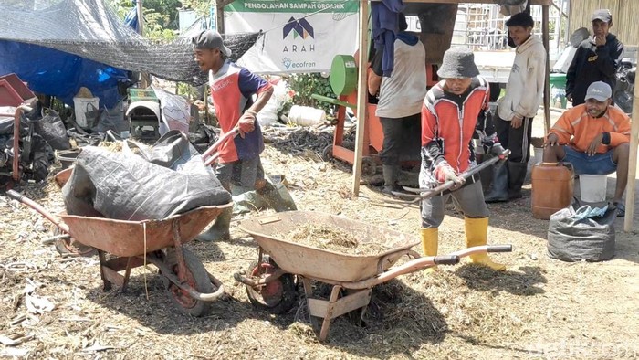 Proses kerja di Urban Compost Bali mulai dari penjemputan sampah organik di warga sampai diolah menjadi kompos siap pakai, Minggu (12/4/2026). (Agus Eka/detikBali)