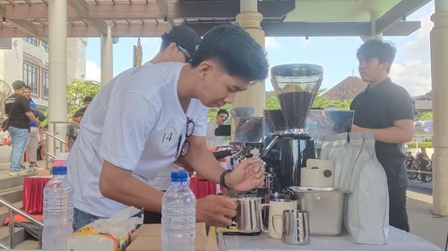 Salah satu peserta sedang meracik kopi saat Lomba Barista (Latte Art) dan Mixology Flair di Lobi Pasar Rakyat Gianyar, Minggu (12/4/2026). (Dok Pemkab Gianyar)