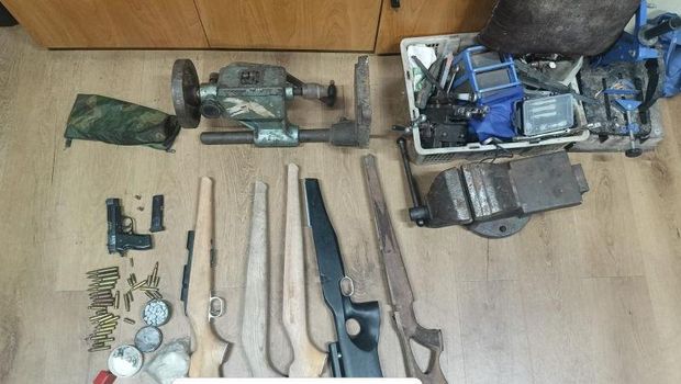 Sejumlah barang bukti dari penangkapan Ki Bedil oleh Satresmob Bareskrim Polri. ANTARA/HO-Divisi Humas Polri