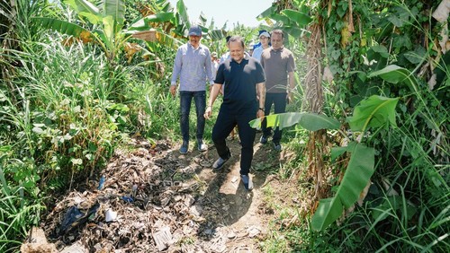 Wabup Bagus Alit Sucipta, meninjau lokasi penempatan bahan kompos di kawasan Taman Bung Karno, Desa Penarungan, Kecamatan Mengwi, Minggu (12/4).
