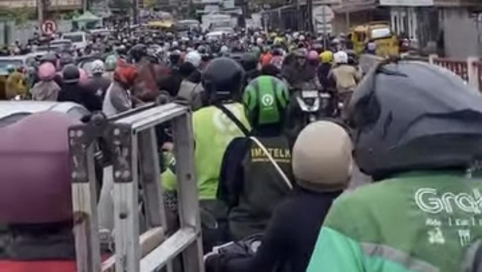 Suasana jembatan Musi VI mengalami kepadatan saat pelaksanaan uji coba CFD di Palembang