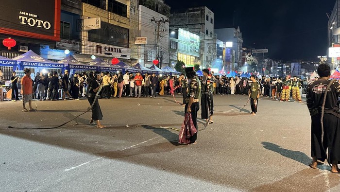 Suasana meriah car free night Palembang dengan banyak penampilan komunitas lokal