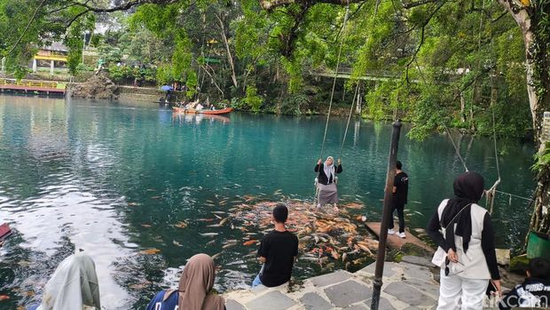 Suasana Telaga Biru Cicerem Kuningan yang cocok dijadikan tempat untuk melepas penat.