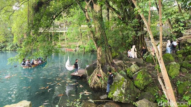 Suasana Telaga Biru Cicerem Kuningan yang cocok dijadikan tempat untuk melepas penat.