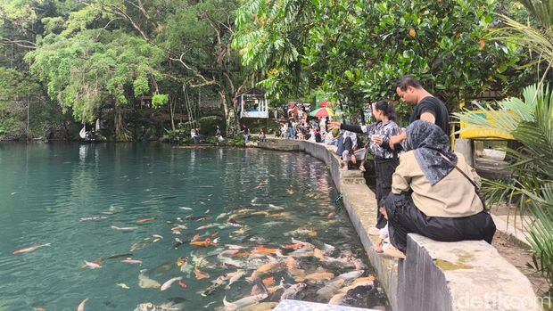 Suasana Telaga Biru Cicerem Kuningan yang cocok dijadikan tempat untuk melepas penat.