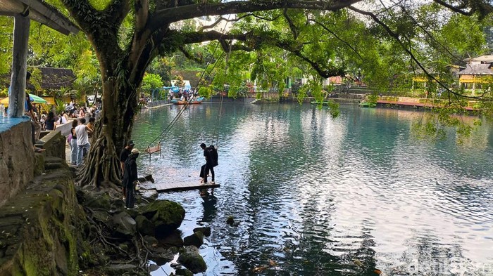 Suasana Telaga Biru Cicerem Kuningan yang cocok dijadikan tempat untuk melepas penat.