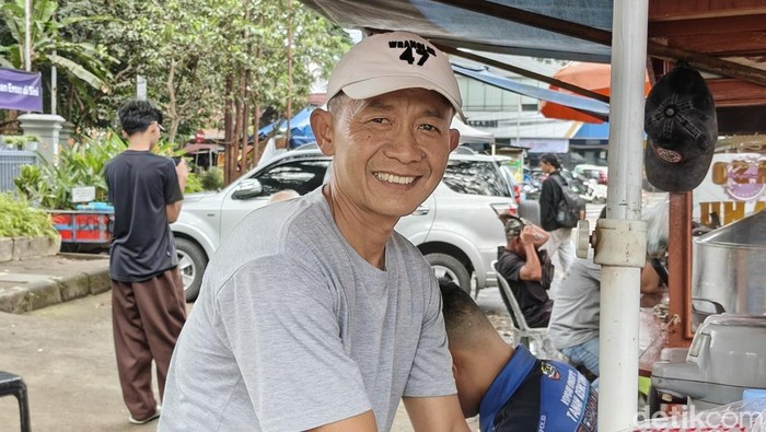 Sudiran, pedagang kopi keliling di Masjid Istiqamah Bandung.
