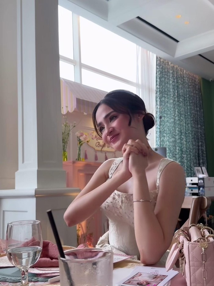 Syifa Hadju bidal lunch.