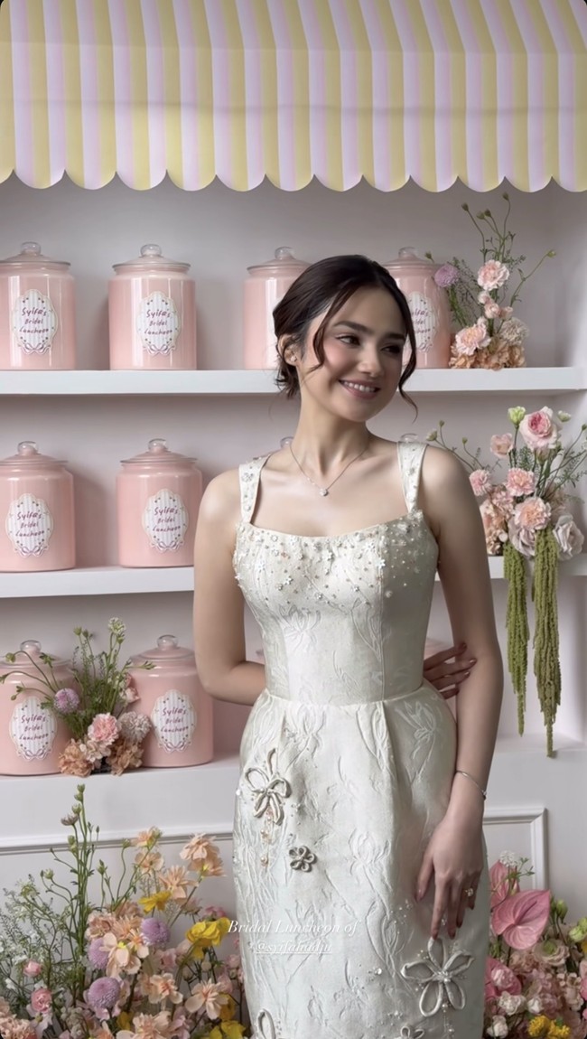 Syifa tampil cantik maksimal dengan dress fitted berwarna putih gading. Penampilannya tampak begitu memukau bak princess. Foto: Instagram/@syifahadju