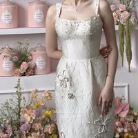 Syifa tampil cantik maksimal dengan dress fitted berwarna putih gading. Penampilannya tampak begitu memukau bak princess. Foto: Instagram/@syifahadju