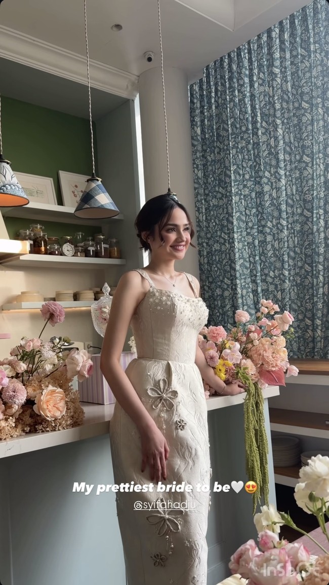 Bagian atas gaun memiliki model square neckline yang memberi kesan anggun sekaligus modern. Seluruh gaun juga dipenuhi embroidery floral dan aplikasi bunga 3D yang memberi tekstur cantik. Foto: Instagram/@syifahadju