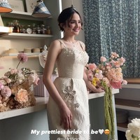 Bagian atas gaun memiliki model square neckline yang memberi kesan anggun sekaligus modern. Seluruh gaun juga dipenuhi embroidery floral dan aplikasi bunga 3D yang memberi tekstur cantik. Foto: Instagram/@syifahadju