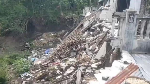 Kondisi rumah Devi yang ambruk gegara tanah ambles di Kedungdowo, Nganjuk