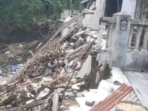 Video Detik-detik Rumah Warga di Nganjuk Ambles ke Sungai