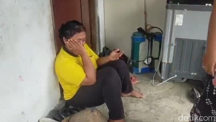 Devi Wirawati meratai rumahnya yang jadi korban tanah ambles Desa Kedungdowo, Nganjuk