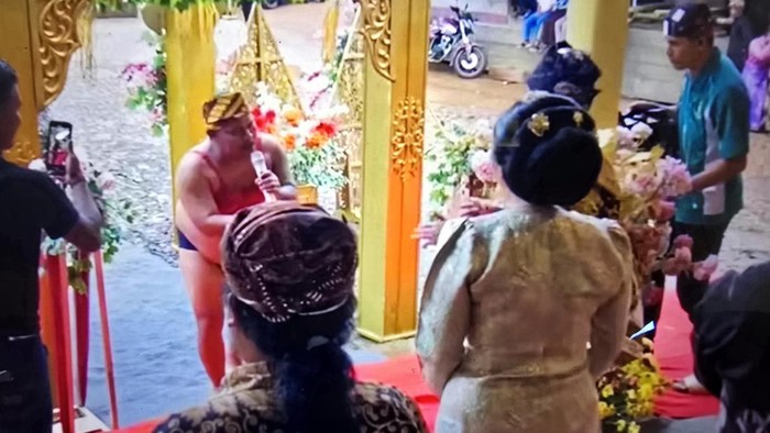 Tangkapan layar pria berpakaian minim di acara adat Sukabumi