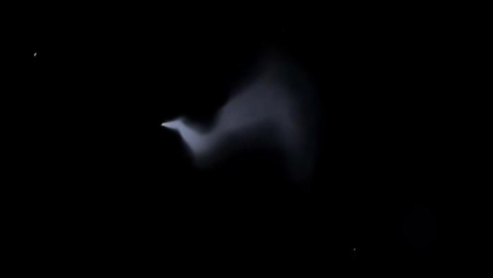 Tangkapan layar video milik warga yang melihat roket milik China melintas di langit Bali, Sabtu (11/3/2026). (Istimewa)