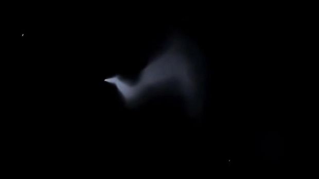 Tangkapan layar video milik warga yang melihat roket milik China melintas di langit Bali, Sabtu (11/3/2026). (Istimewa)