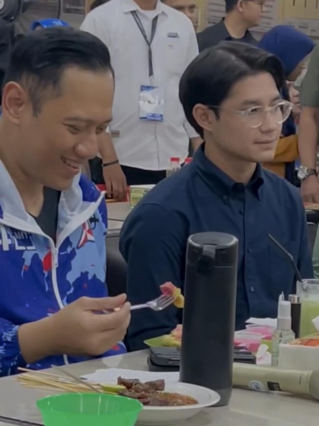 Potret Teuku Rassya Ngopi di Aceh, Bareng Warga hingga AHY