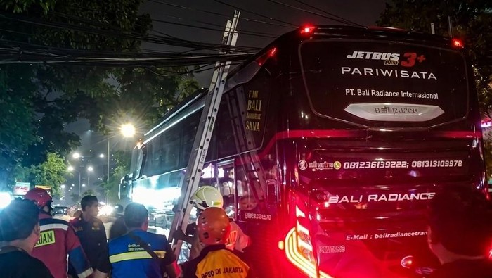 Tiang listrik roboh di Jalan Mangga Besar, Jakarta Barat, akibat keropos dan beban kabel optik. (dok.istimewa)