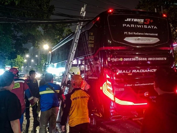 Tiang listrik roboh di Jalan Mangga Besar, Jakarta Barat, akibat keropos dan beban kabel optik. (dok.istimewa)