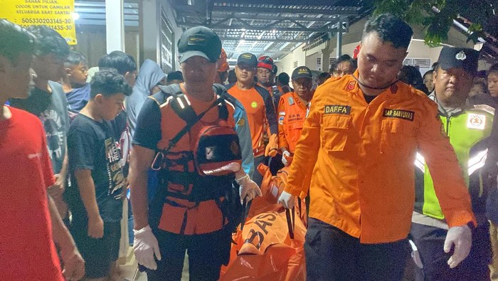 Tim SAR gabungan mengevakuasi jasad korban kecelakaan lalulintas yang terjun ke Sungai Pelus, Kabupaten Banyumas, Minggu (12/4/2026) petang.