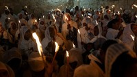 Sejak awal prosesi, para jemaah tampak memenuhi area gereja sambil menunggu dimulainya upacara. Tradisi keagamaan ini menjadi salah satu momen penting yang sarat makna spiritual bagi para jemaah. REUTERS/Florion Goga
