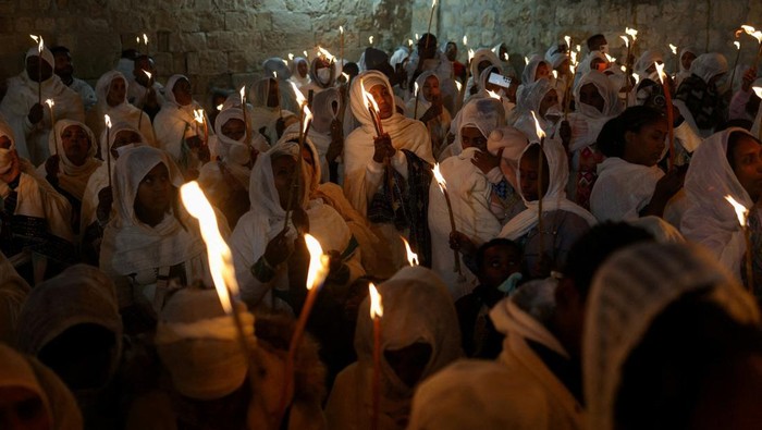 Suasana khidmat menyelimuti kawasan Kota Tua Yerusalem saat umat Ortodoks Ethiopia mengikuti upacara Api Suci di bagian Ethiopia Gereja Makam Suci, Sabtu (11/4/2026). Tradisi keagamaan ini menjadi salah satu momen penting yang sarat makna spiritual bagi para jemaah. REUTERS/Florion Goga