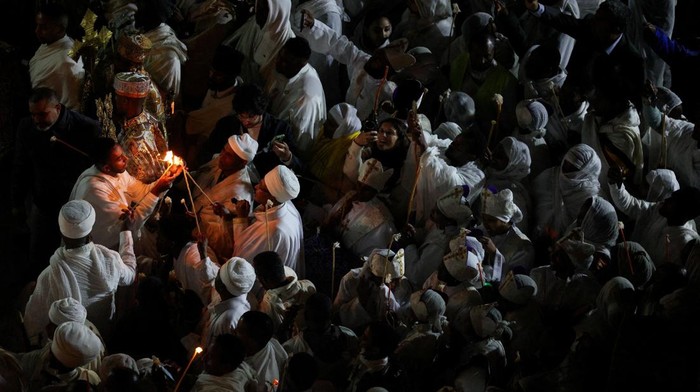 Suasana khidmat menyelimuti kawasan Kota Tua Yerusalem saat umat Ortodoks Ethiopia mengikuti upacara Api Suci di bagian Ethiopia Gereja Makam Suci, Sabtu (11/4/2026). Tradisi keagamaan ini menjadi salah satu momen penting yang sarat makna spiritual bagi para jemaah. REUTERS/Florion Goga