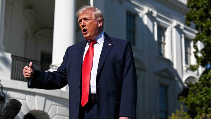 U.S. President Donald Trump speaks to the press, as he departs from the White House, en route to Joint Base Andrews (JBA), in Washington, D.C., U.S., April 11, 2026. REUTERS/Annabelle Gordon