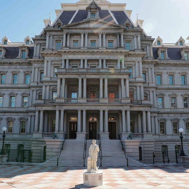 Potret Gedung yang Mau Dicat Trump Pakai Cat Ajaib