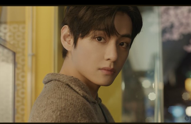V BTS akhirnya kembali berakting setelah 10 tahun. Personel BTS itu menjadi pemeran utama dalam film pendek That Night, Our Decaf, yang dirilis brand Compose Coffee. Foto: dok. YouTube @composecoffee.official