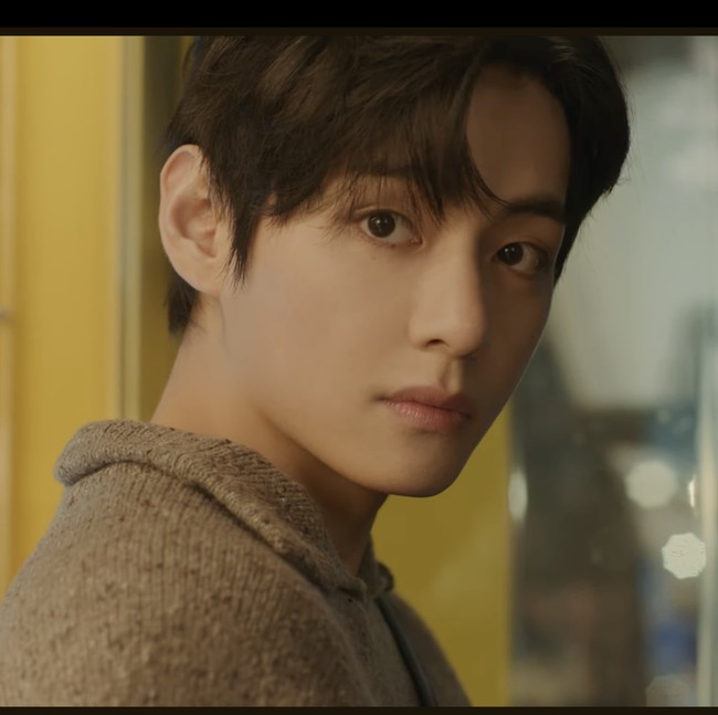 Gantengnya V BTS Bintangi Film Pendek Jadi Anak SMA, Aktingnya Tuai Pujian