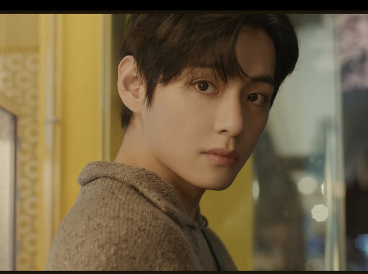 Gantengnya V BTS Bintangi Film Pendek Jadi Anak SMA, Aktingnya Tuai Pujian