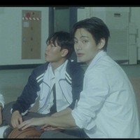 Penonton dibawa ke adegan flashback pada 2019 saat V BTS pertama kali bertemu dengan aktris yang jadi lawan mainnya. Matanya tak bisa lepas dari Park Ji Min, sontak jatuh cinta pada pandangan pertama. Foto: dok. YouTube @composecoffee.official