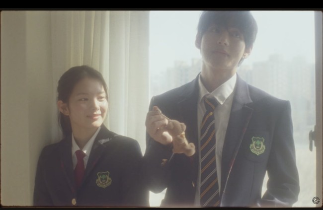 Hubungan mereka renggang karena fokus belajar untuk ujian kelulusan SMA. Meski demikian, karakter Park Ji Min masih menyimpan gantungan boneka pemberian V BTS bahkan setelah tujuh tahun berpisah. Foto: dok. YouTube @composecoffee.official