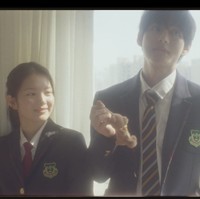 Hubungan mereka renggang karena fokus belajar untuk ujian kelulusan SMA. Meski demikian, karakter Park Ji Min masih menyimpan gantungan boneka pemberian V BTS bahkan setelah tujuh tahun berpisah. Foto: dok. YouTube @composecoffee.official