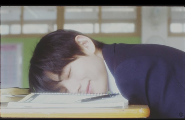 Melihat chemistry V BTS dan Park Ji Min, banyak penggemar yang berharap film pendek ini akan dibuat versi drama. Terlebih V BTS terakhir kali membintangi drama Korea Hwarang: The Poet Warrior Youth pada 2016. Foto: dok. YouTube @composecoffee.official