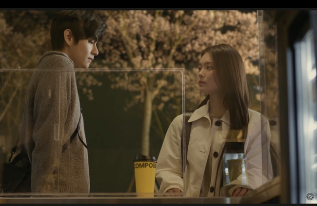 Film pendek tersebut dimulai dengan adegan V BTS membeli kopi decaf di sebuah gerai. Tak lama setelah itu, muncul sosok familiar memesan menu yang sama, dan terungkap sebagai cinta pertamanya di SMA. Foto: dok. YouTube @composecoffee.official