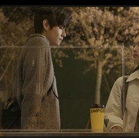 Film pendek tersebut dimulai dengan adegan V BTS membeli kopi decaf di sebuah gerai. Tak lama setelah itu, muncul sosok familiar memesan menu yang sama, dan terungkap sebagai cinta pertamanya di SMA. Foto: dok. YouTube @composecoffee.official