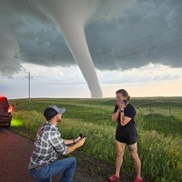 Romantis tapi Bikin Deg-degan, Lamaran Pernikahan di Depan Tornado Ini Viral