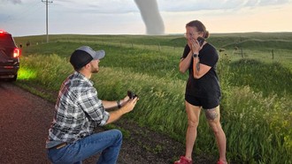 Romantis tapi Bikin Deg-degan, Lamaran Pernikahan di Depan Tornado Ini Viral