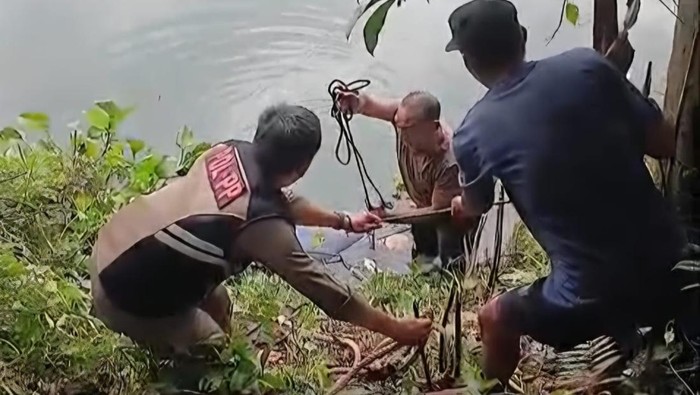 Warga Desa Situsari, Bogor, menemukan jasad pria di kubangan bekas tambang. (dok.istimewa)